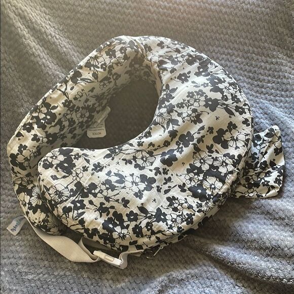 My brest friend Black and White Floral feeding pillow - Picture 1 of 8